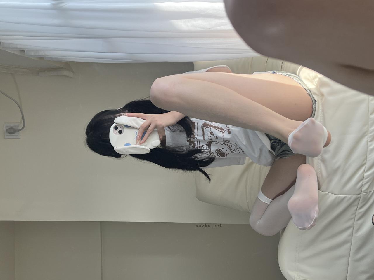 小甜酒子 – 白色大腿袜【9P】